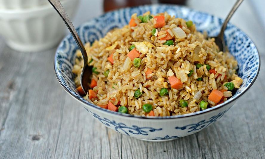 Рецепт жареного риса по-тайски с яйцом и овощами
