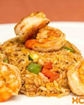 Жареный рис с креветками