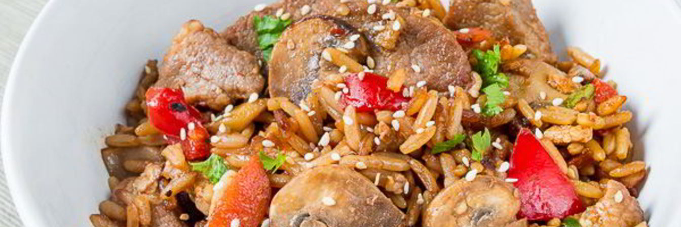 Жареный рис со свининой и грибами
