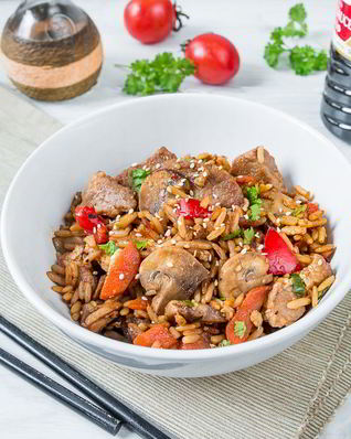 Жареный рис со свининой и грибами