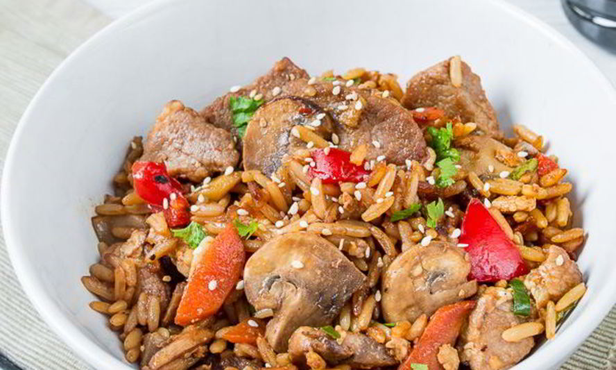 Рецепт жареного риса со свининой и грибами