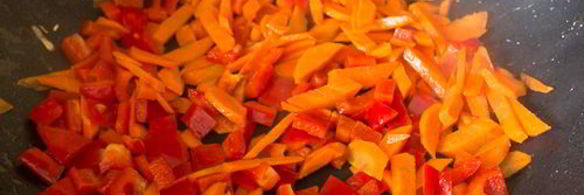 жареный рис со свининой и грибами