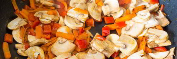 жареный рис со свининой и грибами