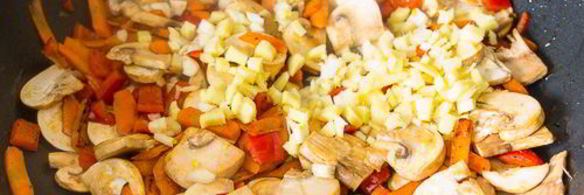 жареный рис со свининой и грибами