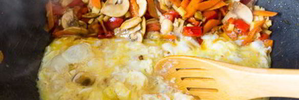 жареный рис со свининой и грибами