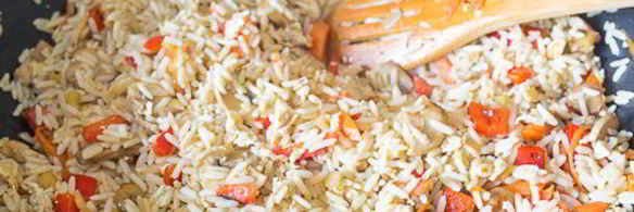 жареный рис со свининой и грибами