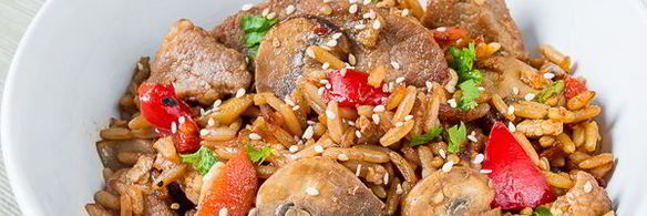 жареный рис со свининой и грибами