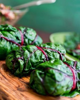 Голубцы из мангольда с креветками и рисом на пару