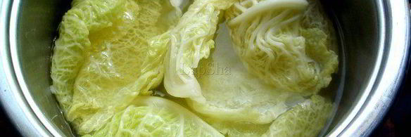 куриные голубцы с овощами в листьях савойской капусты