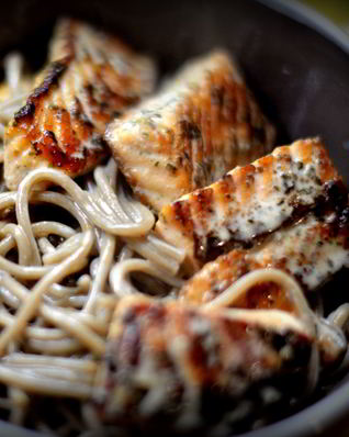 Гречневая лапша с красной рыбой в сырном соусе