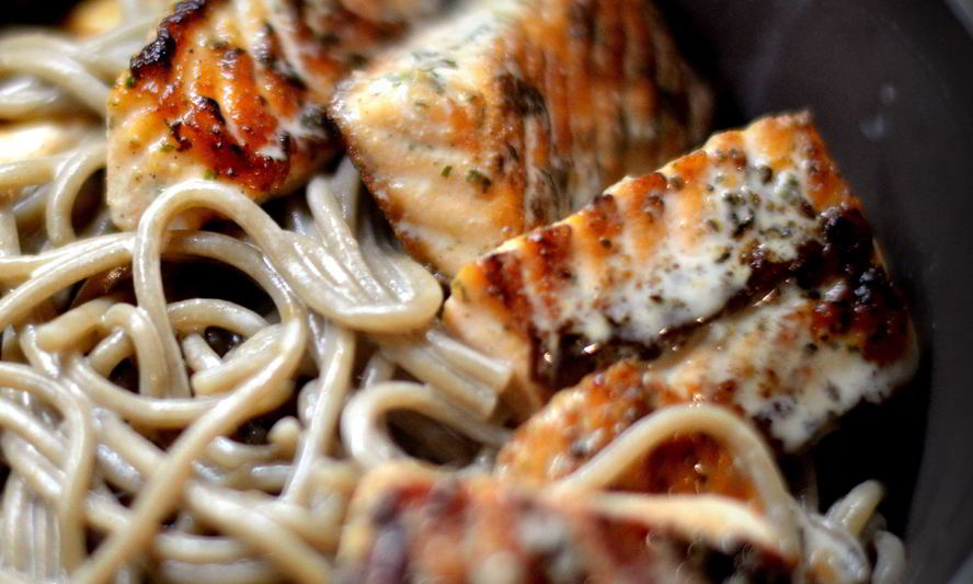 Рецепт гречневой лапши с красной рыбой в сырном соусе