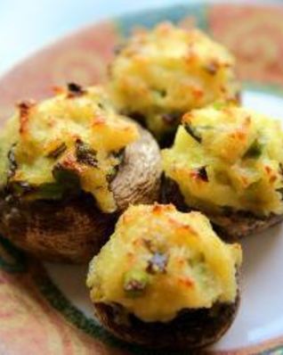 Грибы, фаршированные картошкой и сыром