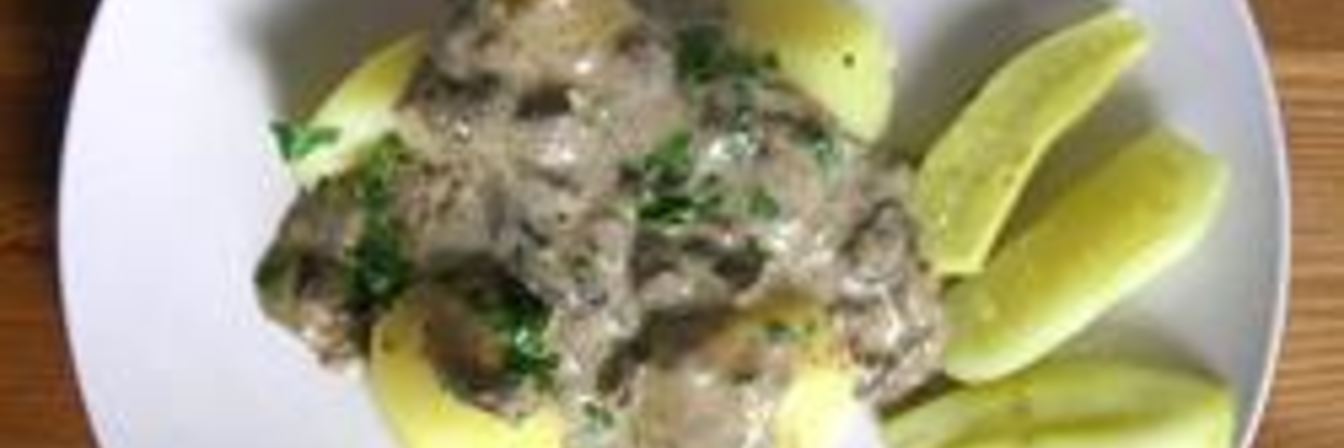 Грибы тушенные со сметаной