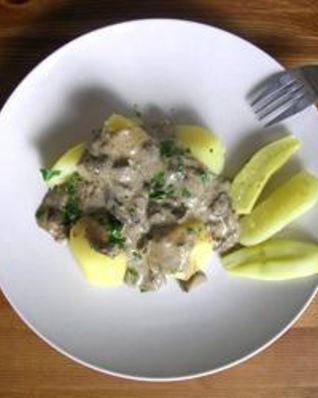 Грибы тушенные со сметаной