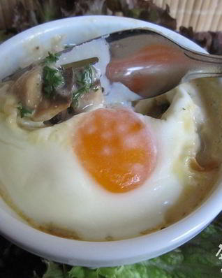 Грибы в сливках, запеченые с яйцом