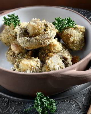 Грибы в сухарях с рисовой лапшой и салатом фризе