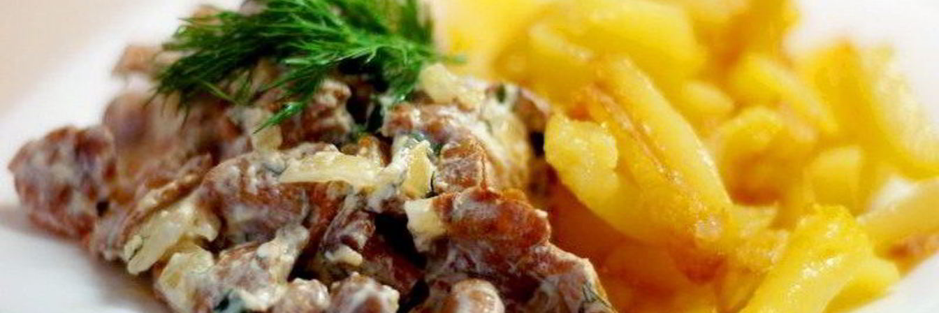 Лисички, тушеные в сметане