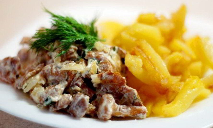 Рецепт лисичек, тушеных в сметане