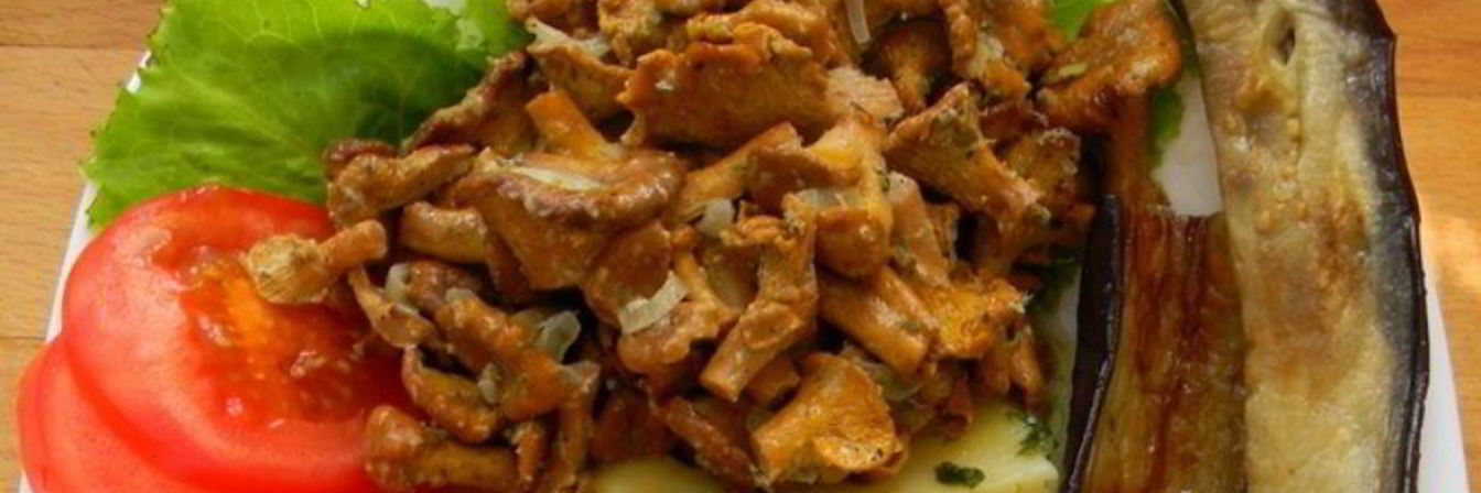 Лисички, запеченные в сметане