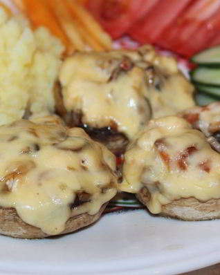 Шампиньоны, фаршированные курицей и овощами