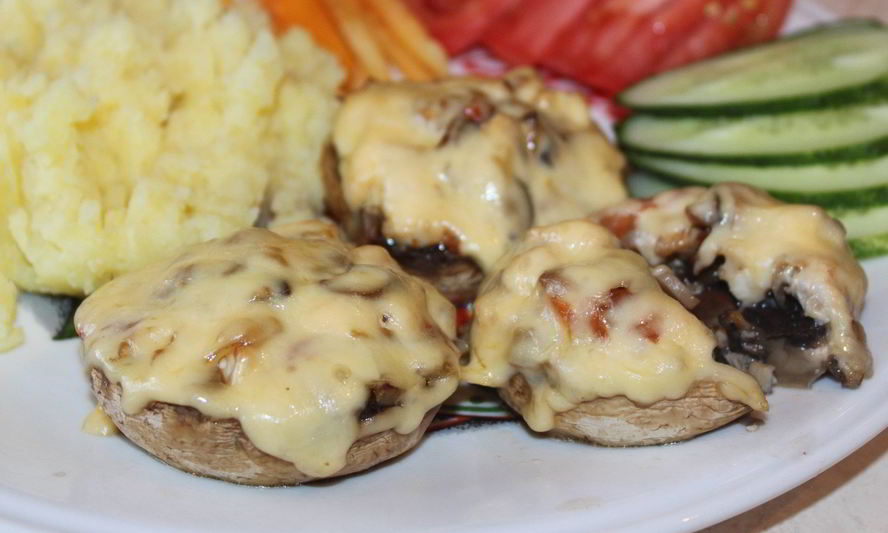 Рецепт шампиньонов, фаршированных курицей и овощами