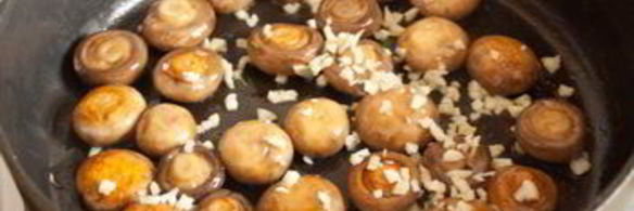 шампиньоны с чесноком и хересом