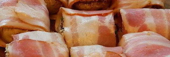 шампиньоны с орехово-сырной начинкой в беконе