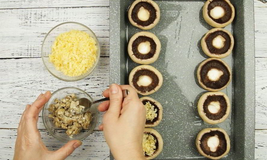 Рецепт шампиньонов с перепелиными яйцами