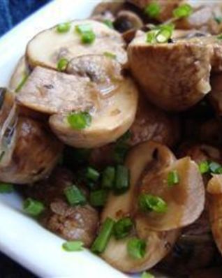 Шампиньоны, тушенные с белым вином и чесноком