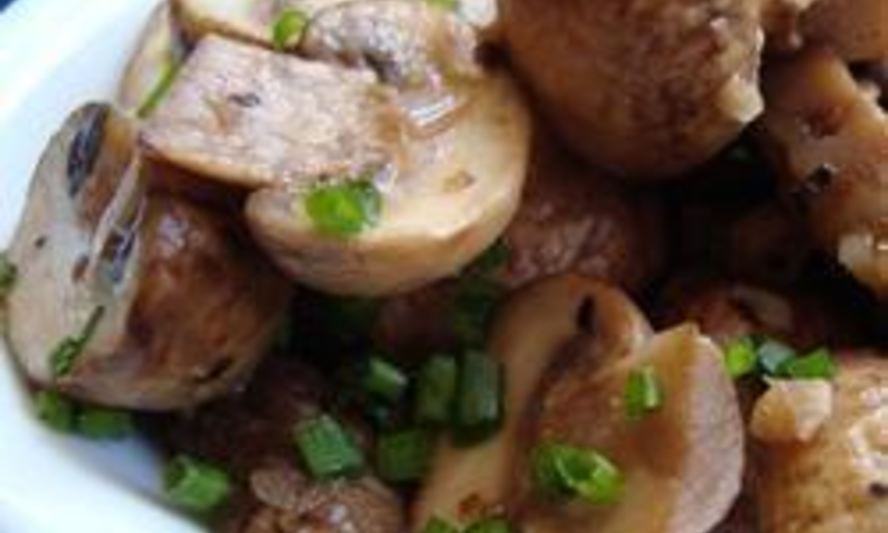 Рецепт шампиньонов, тушенных с белым вином и чесноком