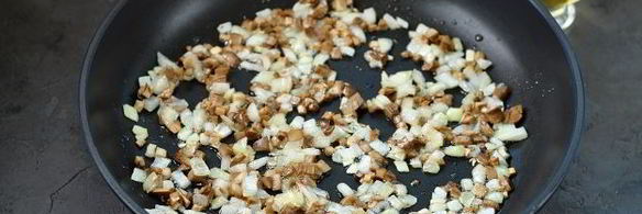 шампиньоны, запеченные с перепелиными яйцами