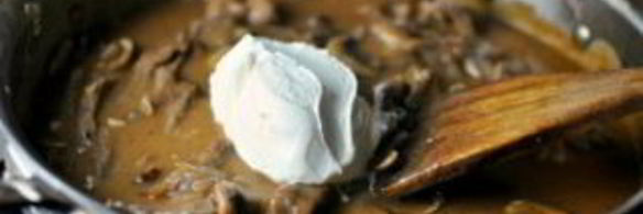 жареные грибы со сметаной