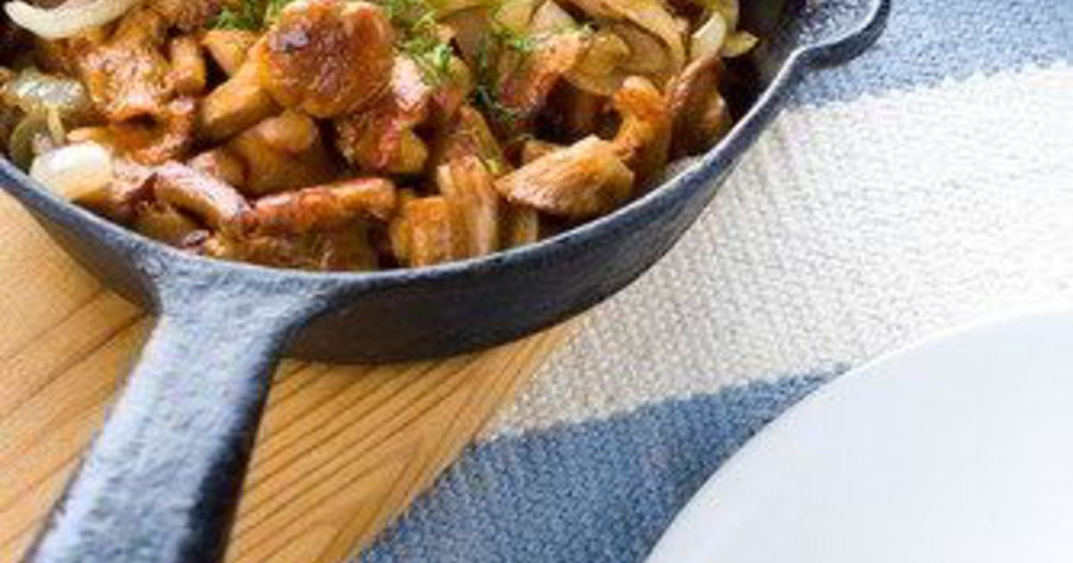 Жареные в масле косуля с луком. Жаркое с грибами. Свинина жареная с луком. Мяса жаринное с грибами. Жареная свинина с луком и грибами.