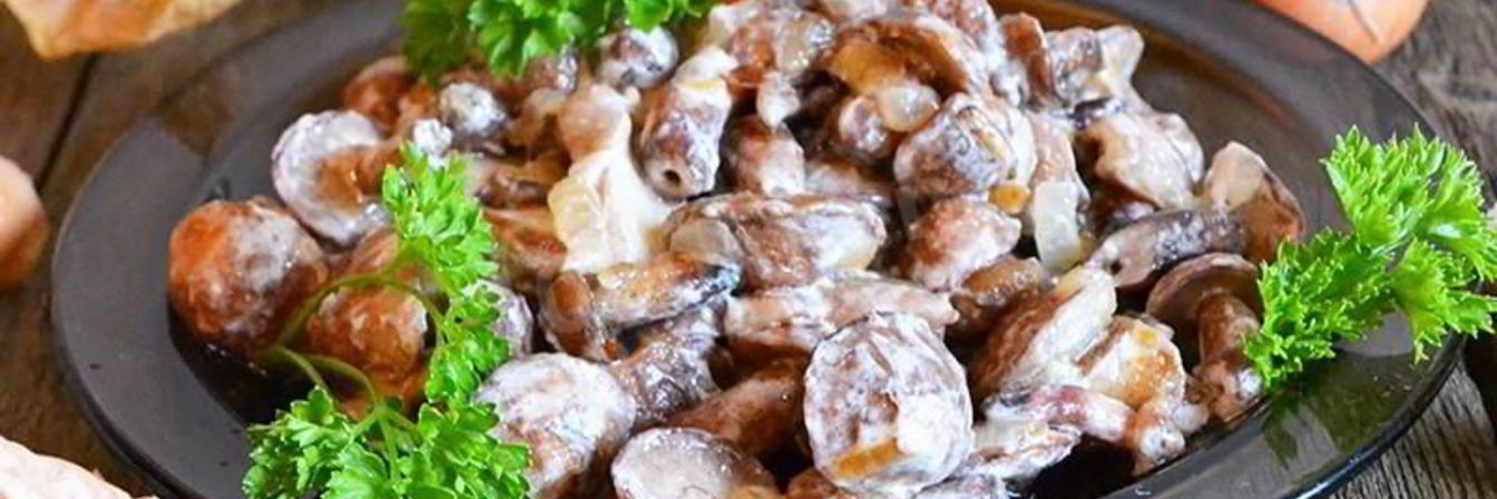 Жареные маслята в сметане