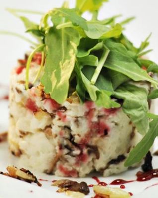 Картофельное пюре с белыми грибами и свекольной карамелью