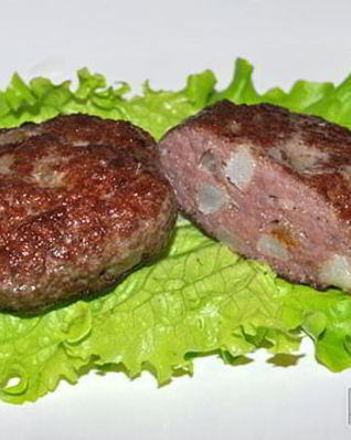 Говяжьи котлеты с копченым салом