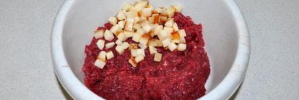 говяжьи котлеты с копченым салом