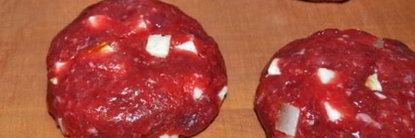 говяжьи котлеты с копченым салом