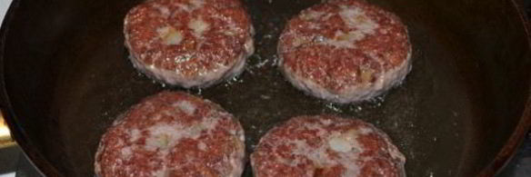 говяжьи котлеты с копченым салом