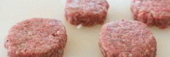 говяжьи котлеты с подливкой, рисом и яйцом