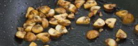 говяжьи котлеты с подливкой, рисом и яйцом