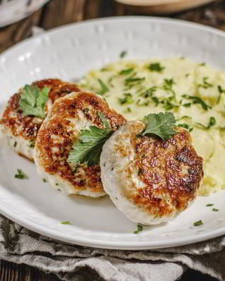 Котлетки из индейки с творожным сыром, базиликом и картофельным пюре