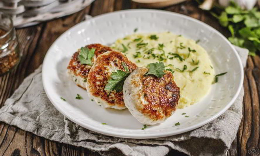 Рецепт котлеток из индейки с творожным сыром, базиликом и картофельным пюре