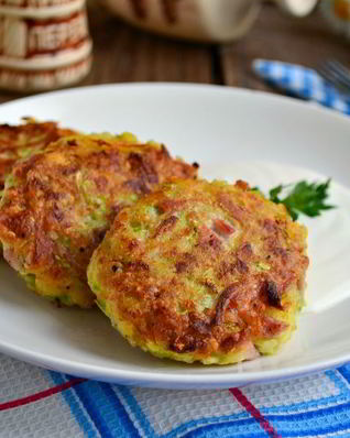 Котлеты из кабачков и картофеля с овсянкой и колбасой