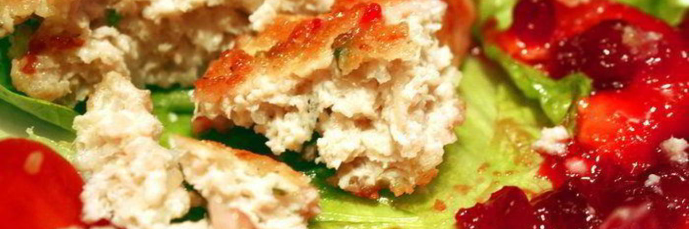 Куриные котлеты с брусничным соусом