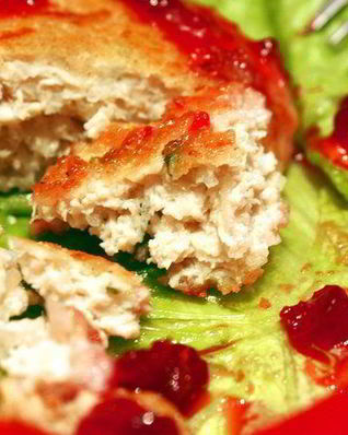 Куриные котлеты с брусничным соусом