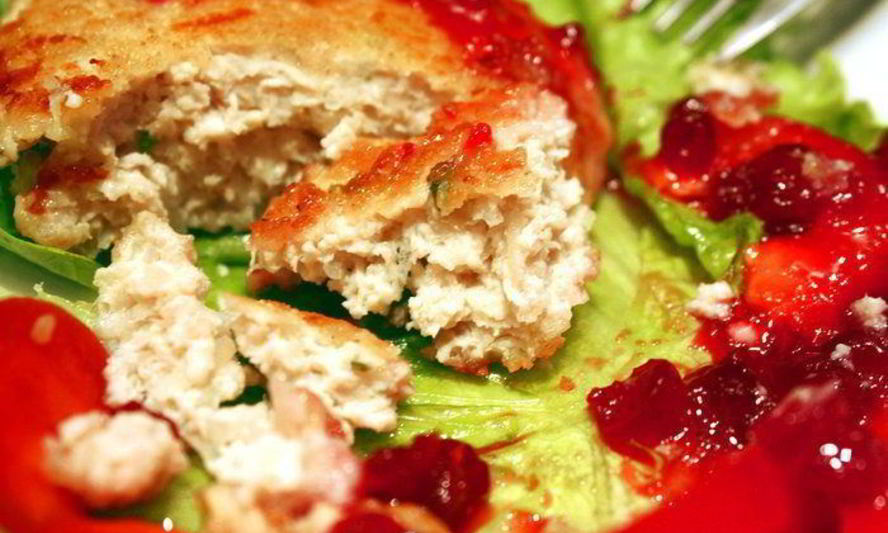 Рецепт куриных котлет с брусничным соусом