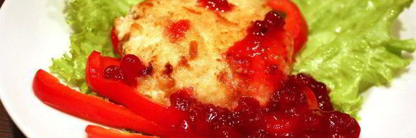 куриные котлеты с брусничным соусом