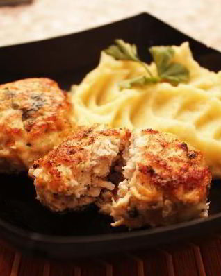 Рубленные котлеты из куриного филе с сырной начинкой и зеленью