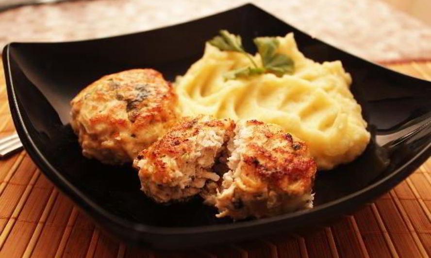 Рецепт рубленных котлет из куриного филе с сырной начинкой и зеленью